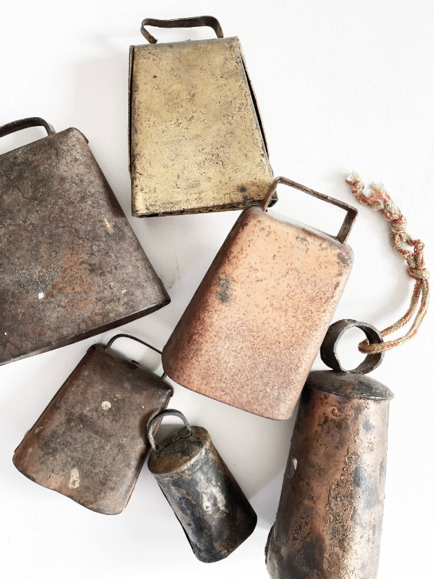 Name-Cowbells from above_Tag-Vignettes_Collection-Fall